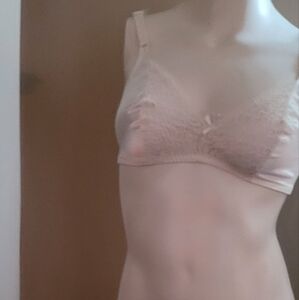 Bali Sample NWOT size 34C no wire lace. Straps has some stains from machine.